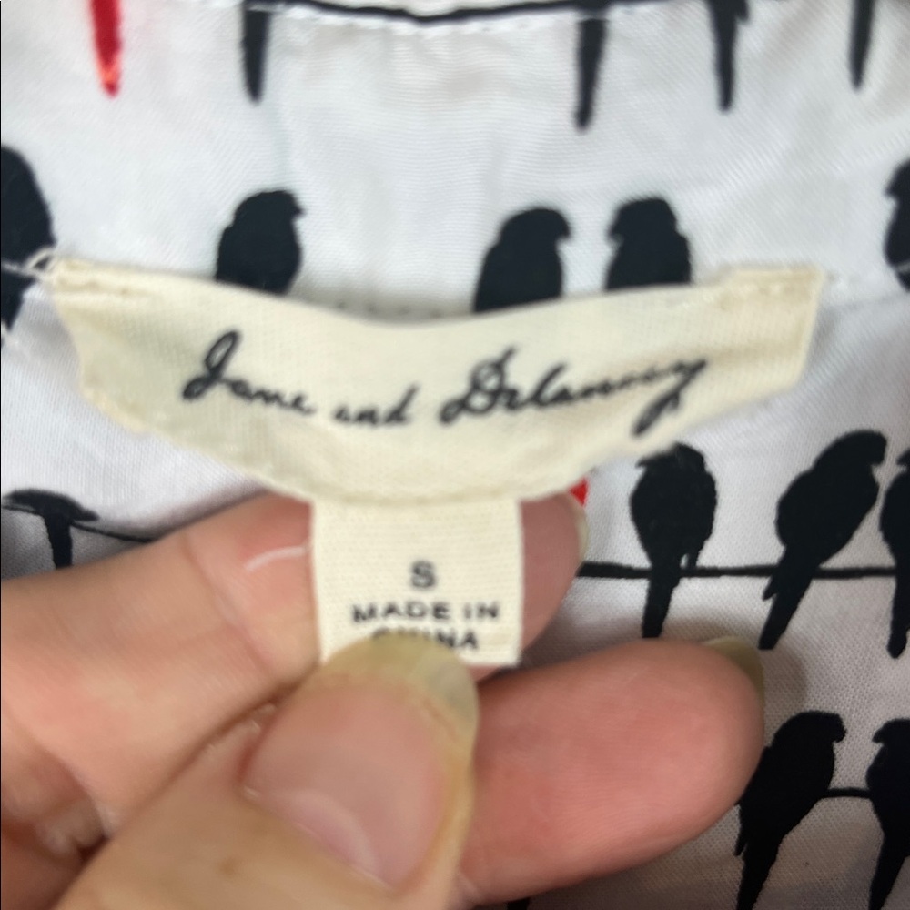 Jane & Delancey 100% rayon white with red and black birds, long sleeved button S - Picture 5 of 8